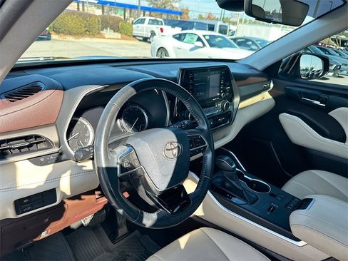 Used 2020 Toyota Highlander XLE image 10