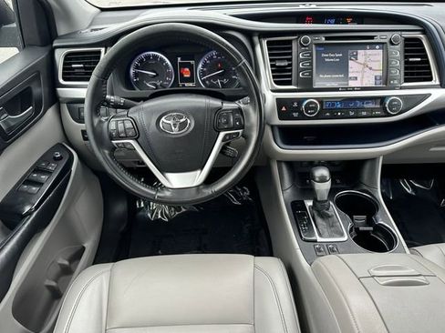 Used 2019 Toyota Highlander XLE image 17