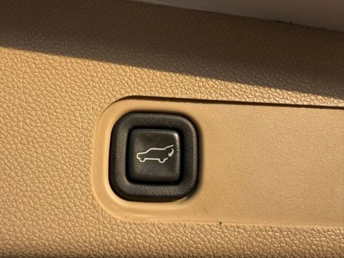 Used 2011 Cadillac Escalade Premium image 22