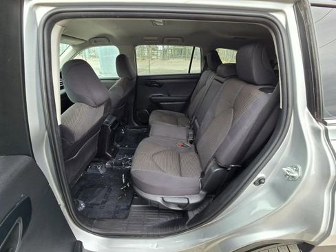 Used 2022 Toyota Highlander LE image 12