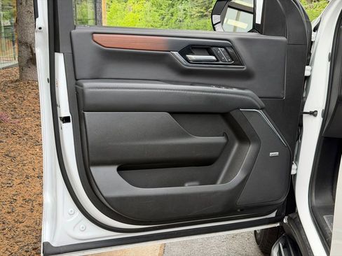 Used 2025 GMC Yukon XL Denali RWD image 29