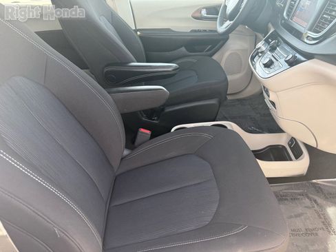 Used 2024 Chrysler Voyager LX image 29