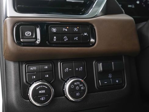 Used 2025 GMC Yukon XL Denali Ultimate AWD/4WD image 30