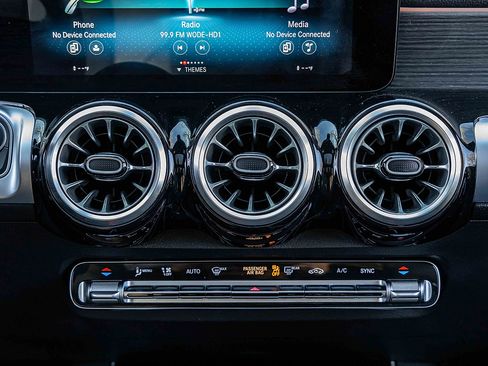 Used 2022 Mercedes-Benz GLB 250 4MATIC image 13