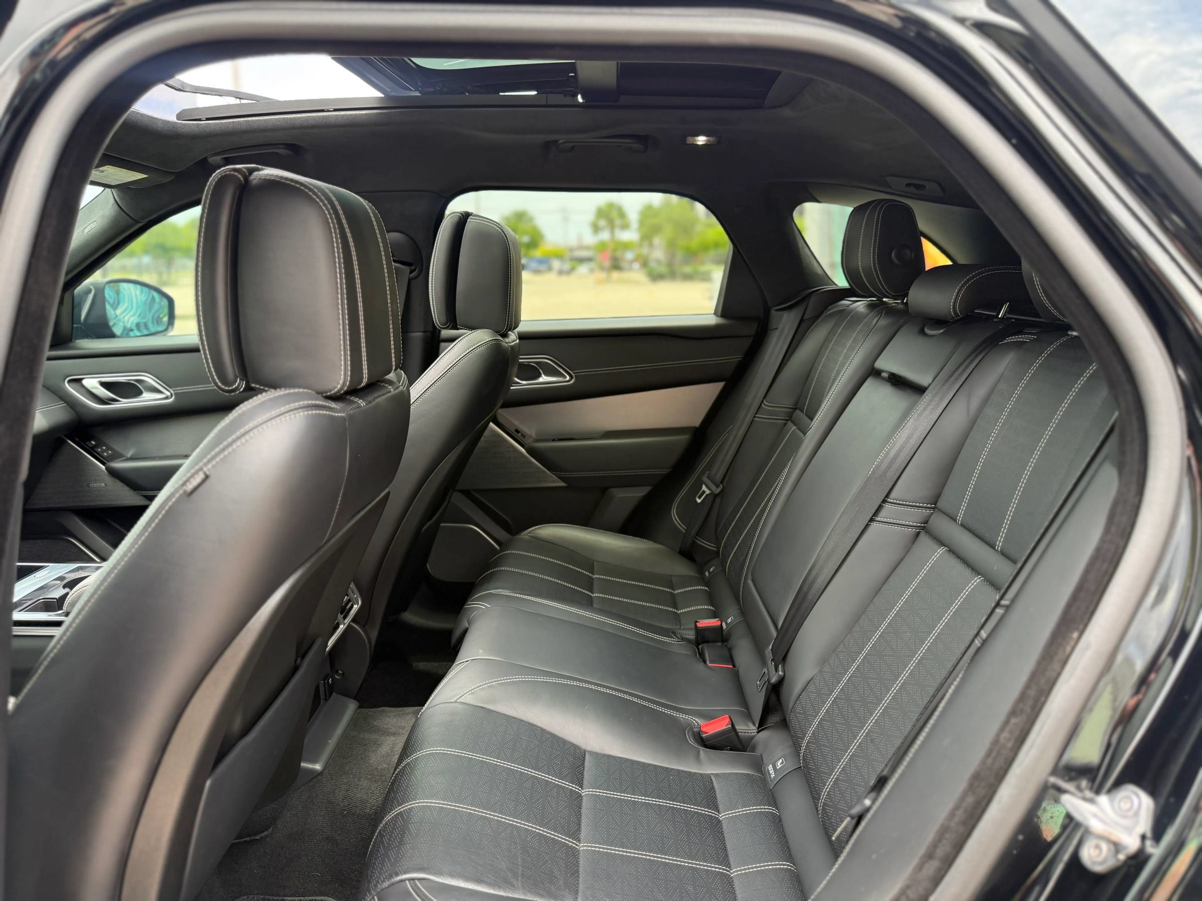 Used 2018 Land Rover Range Rover Velar R-Dynamic HSE AWD/4WD image 12