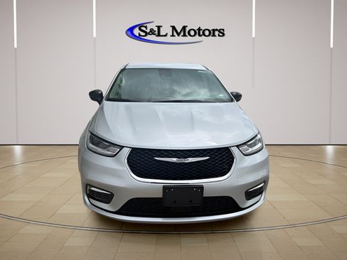 Certified 2024 Chrysler Pacifica Touring-L FWD image 2