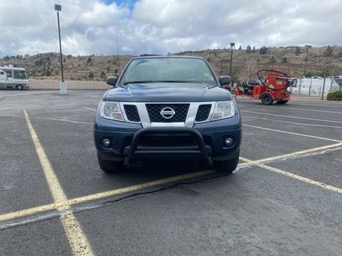Used 2016 Nissan Frontier SV image 2