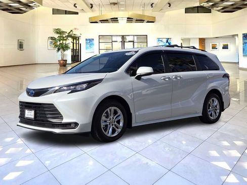 Used 2025 Toyota Sienna XLE w/ XLE Plus Package FWD image 1