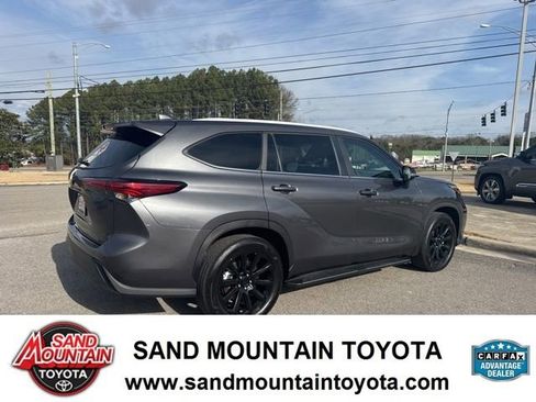 Used 2023 Toyota Highlander XLE image 2