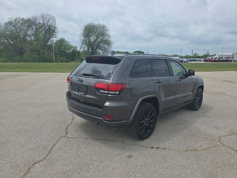 Used 2020 Jeep Grand Cherokee Altitude image 3