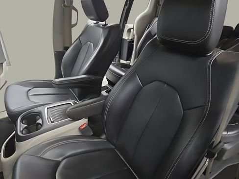 Used 2023 Chrysler Pacifica Touring-L FWD image 14