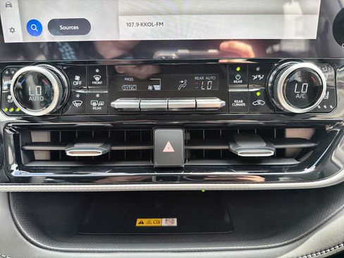 Used 2024 Toyota Highlander Platinum FWD image 18