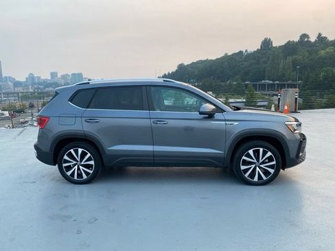 Used 2022 Volkswagen Taos SE w/ Panoramic Sunroof Package FWD image 2