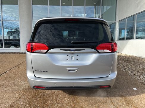 Used 2018 Chrysler Pacifica Touring-L Plus w/ Tire & Wheel Group image 6