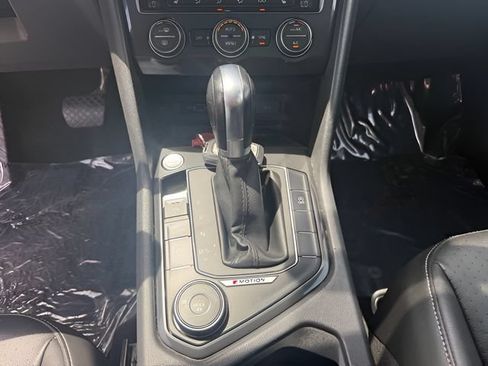 Used 2018 Volkswagen Tiguan SEL AWD/4WD image 16