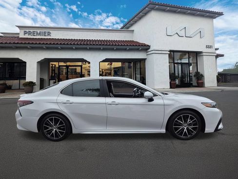 Used 2022 Toyota Camry SE FWD image 9