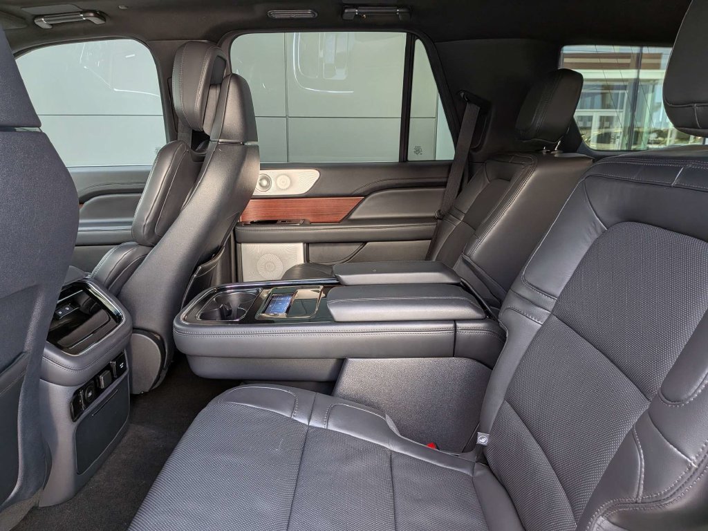 Certified 2024 Lincoln Navigator Reserve AWD/4WD image 15