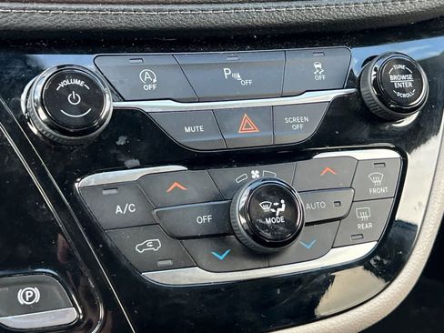 Used 2020 Chrysler Pacifica Limited FWD image 24