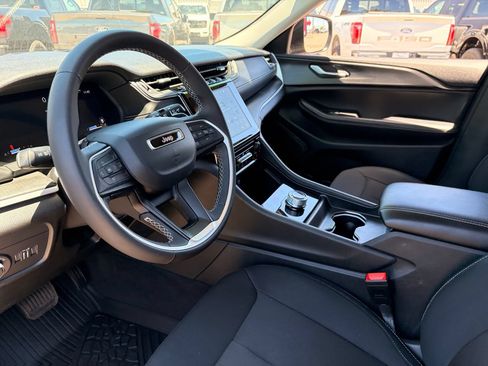 Used 2023 Jeep Grand Cherokee Laredo X RWD image 15