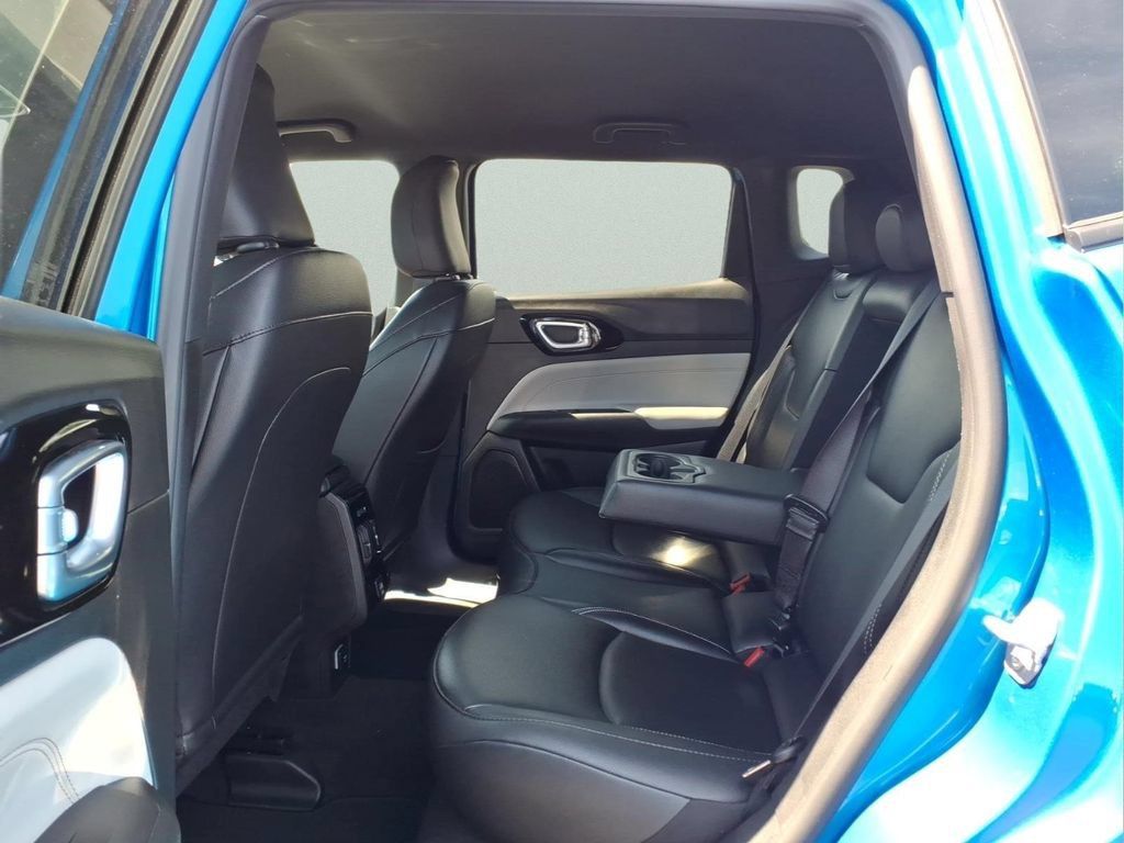 Used 2026 Jeep Compass Limited AWD/4WD image 12