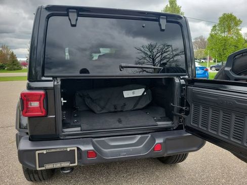 Used 2025 Jeep Wrangler Unlimited Sahara AWD/4WD image 29
