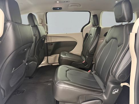 Used 2024 Chrysler Pacifica Touring-L FWD image 13