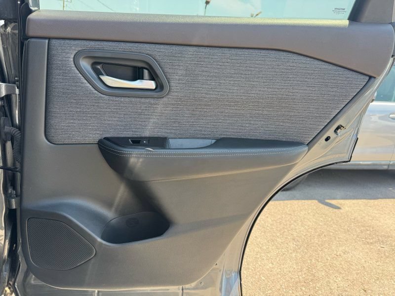 Used 2023 Nissan Rogue SV AWD/4WD image 14