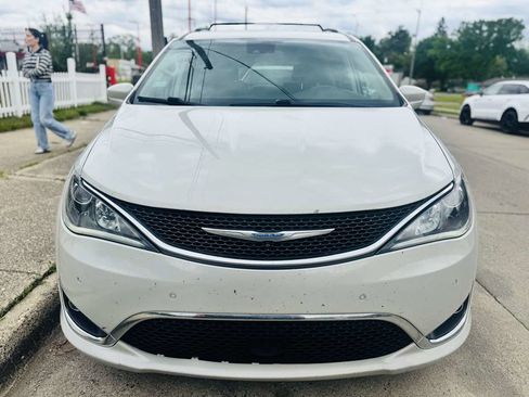 Used 2017 Chrysler Pacifica Touring-L Plus w/ Advanced Safetytec Group FWD image 12