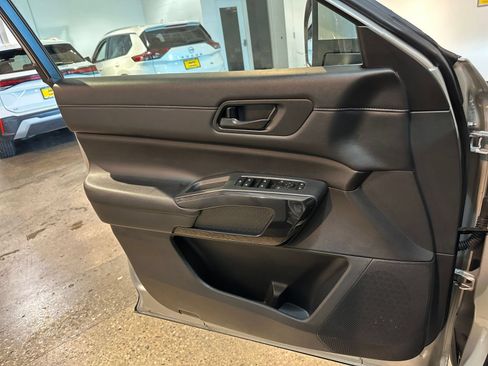 Used 2025 Nissan Pathfinder SV FWD image 18