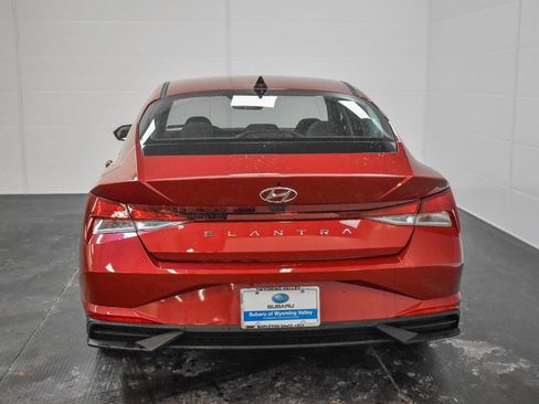 Used 2023 Hyundai Elantra SE w/ Preferred Accessory Package image 7