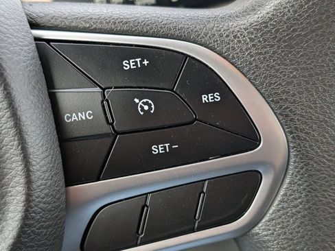 Used 2018 Chrysler Pacifica L FWD image 14