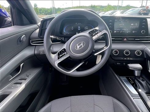 Used 2025 Hyundai Elantra SE FWD image 17
