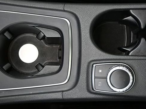 Used 2019 Mercedes-Benz GLA 250 4MATIC w/ Premium Package image 18