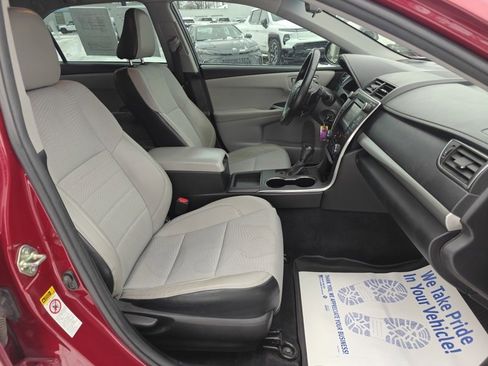 Used 2016 Toyota Camry SE image 18