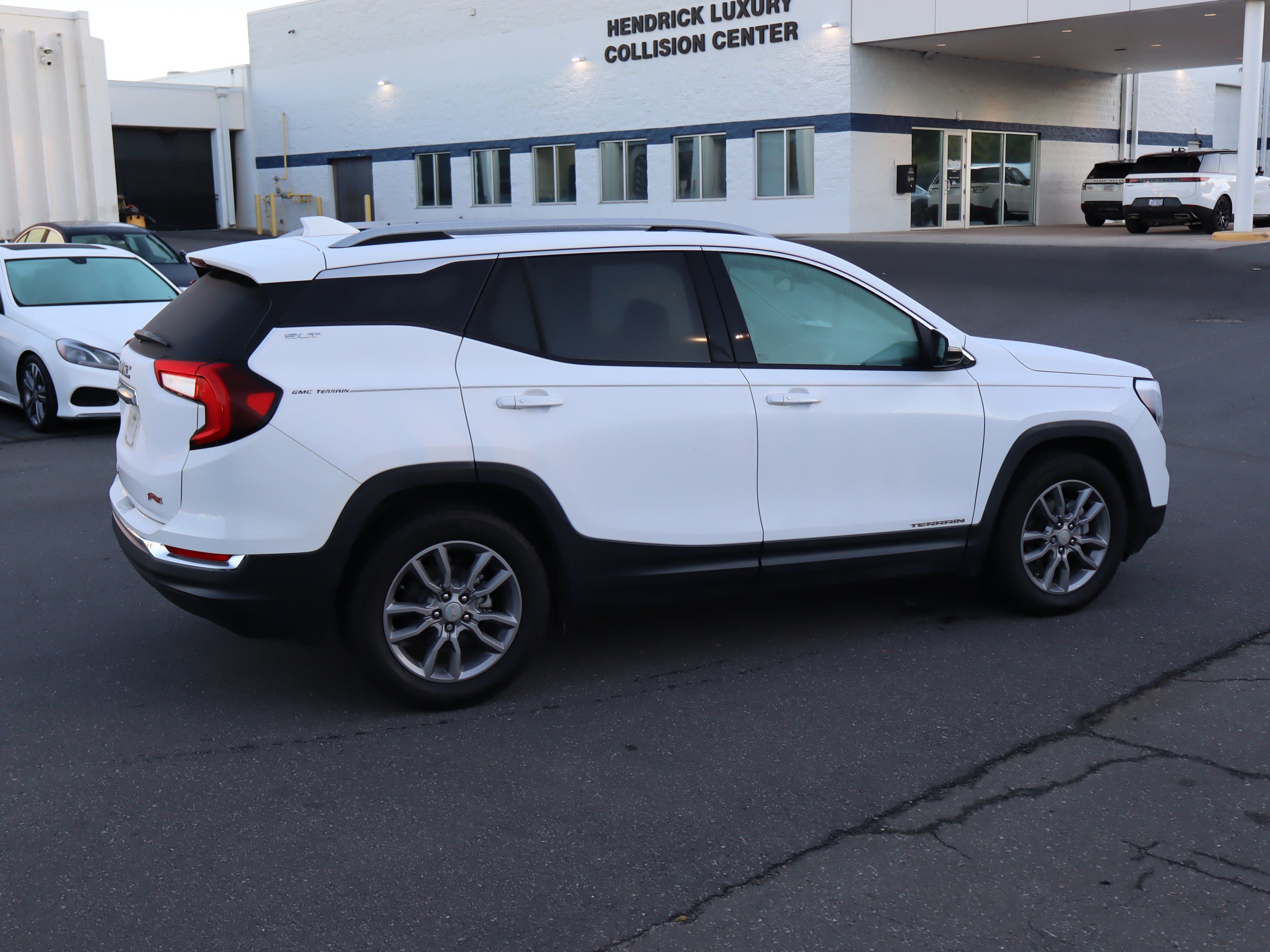 Used 2024 GMC Terrain SLT FWD image 21