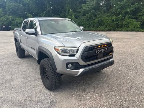 Used 2018 Toyota Tacoma TRD Off-Road w/ Technology Package AWD/4WD image 1