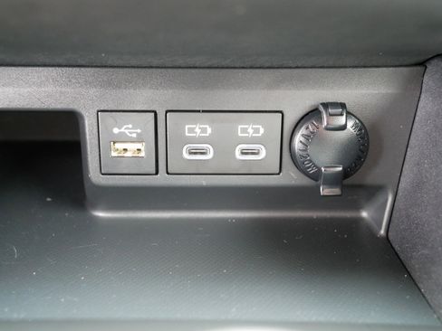 Used 2023 Toyota Highlander XLE AWD/4WD image 31