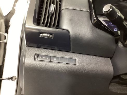 Used 2024 Nissan Pathfinder SV FWD image 12