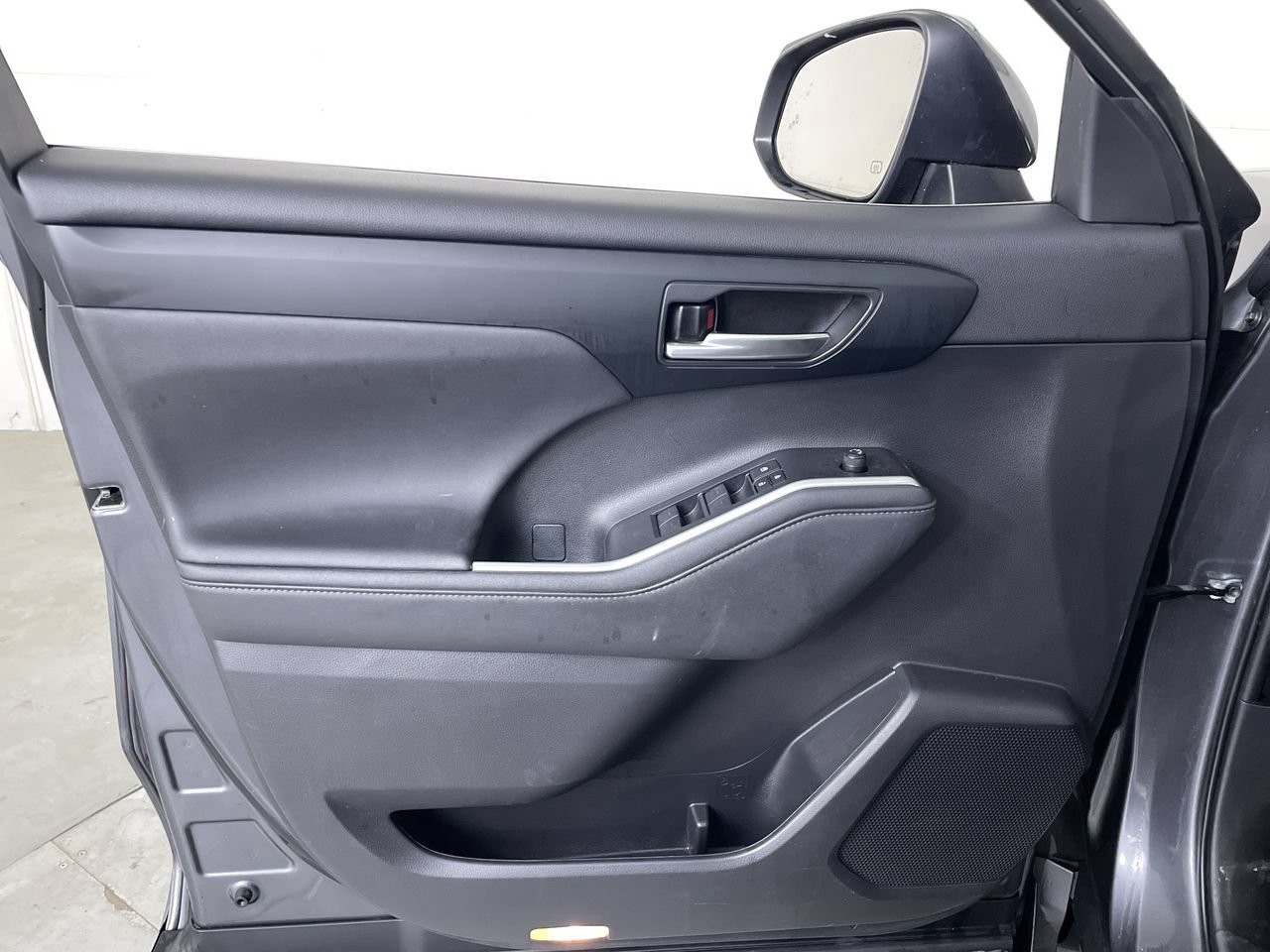Used 2023 Toyota Highlander XLE AWD/4WD image 11