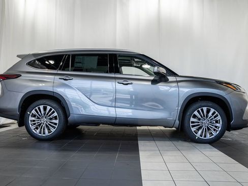 New 2026 Toyota Highlander Platinum image 3