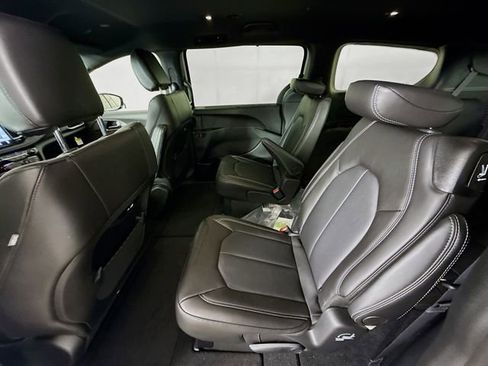 New 2026 Chrysler Pacifica Select image 22