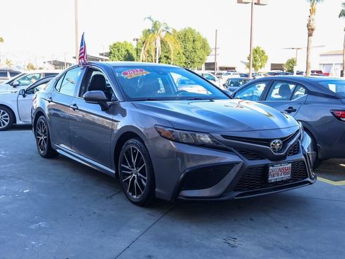 Used 2023 Toyota Camry SE image 2