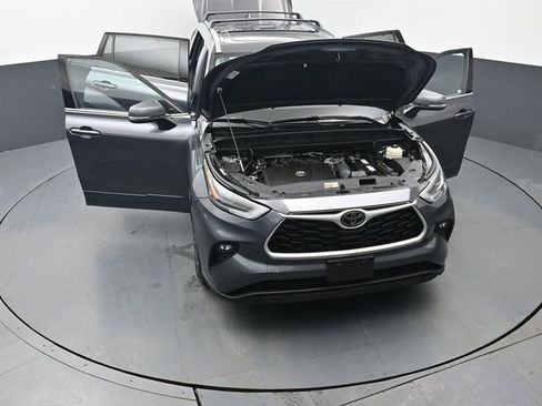 Certified 2021 Toyota Highlander XLE image 56