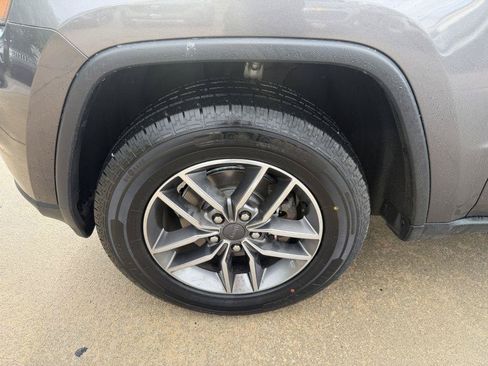 Used 2020 Jeep Grand Cherokee Laredo w/ 18" Wheel & 8.4" Radio Group AWD/4WD image 18