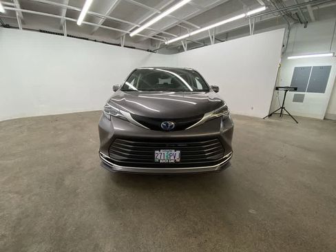 Used 2024 Toyota Sienna Platinum image 9