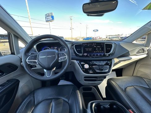 Used 2022 Chrysler Pacifica Touring-L image 19
