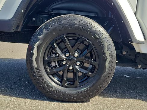 Certified 2022 Jeep Gladiator Sport AWD/4WD image 6