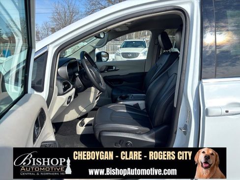 Used 2023 Chrysler Pacifica Touring-L image 10