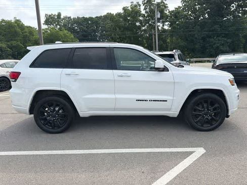 Used 2019 Jeep Grand Cherokee Altitude AWD/4WD image 3