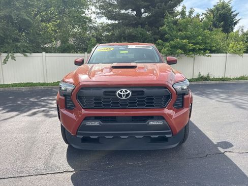 Used 2025 Toyota Tacoma TRD Sport AWD/4WD image 2